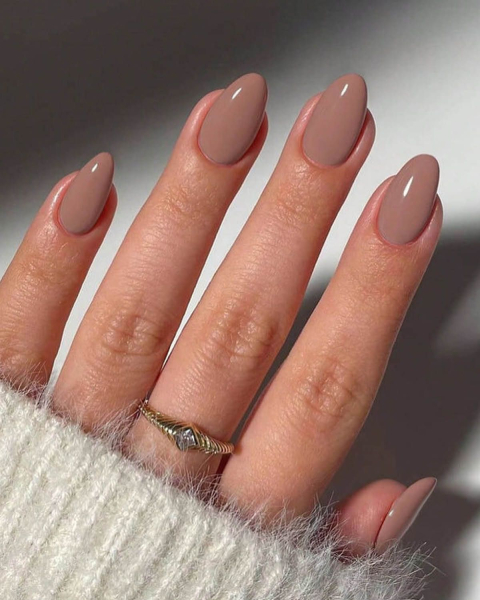 warm nude manicure courtesy of nailbarbieee